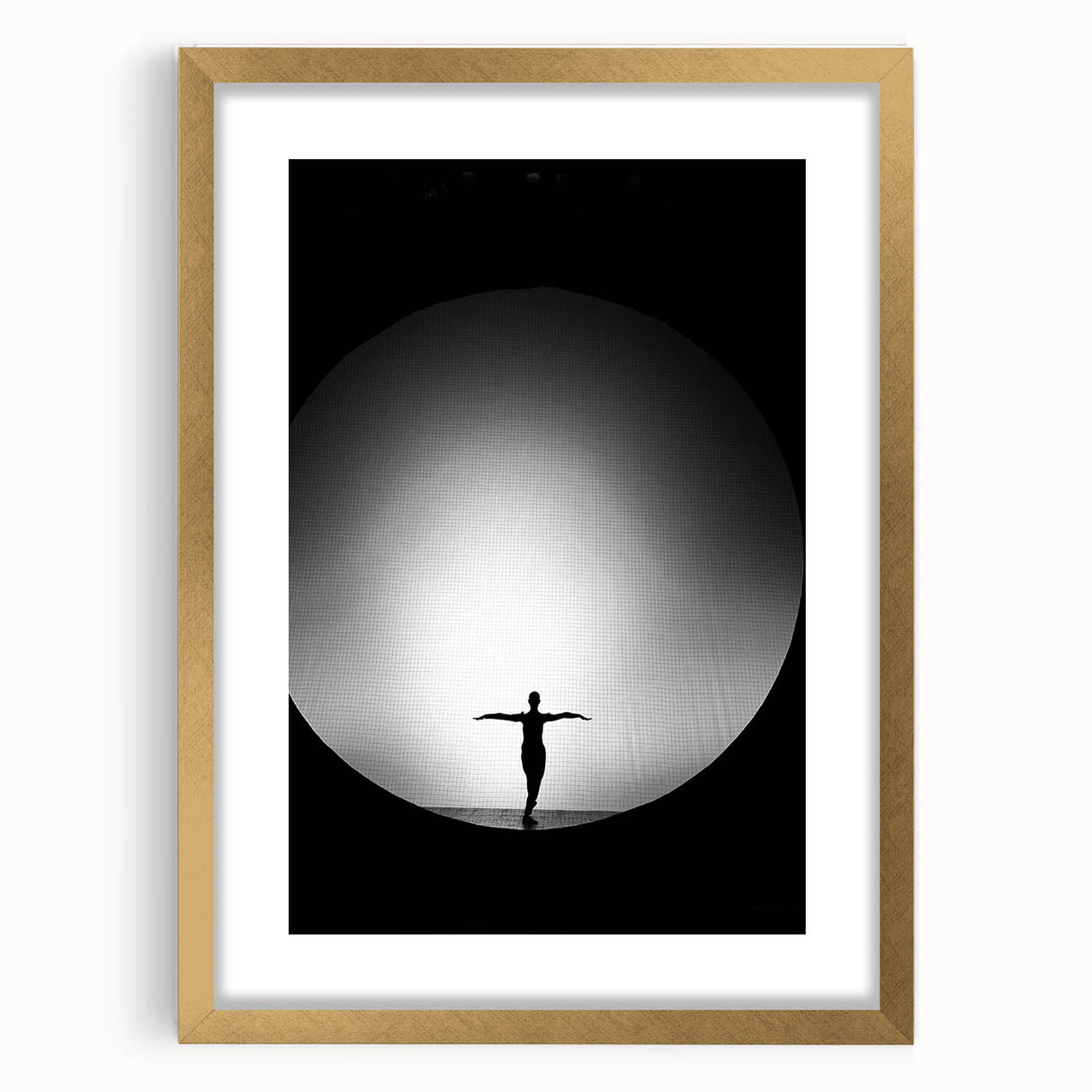 Stillness in Balance – Minimalist Figure Art in Emotive Photography