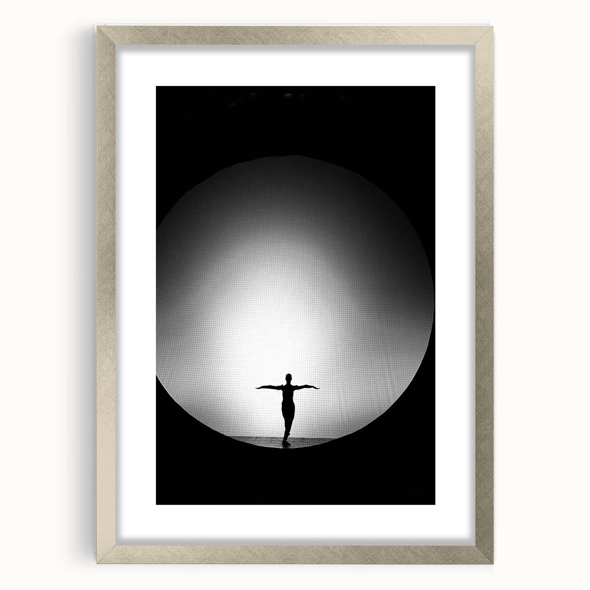 Stillness in Balance – Minimalist Figure Art in Emotive Photography